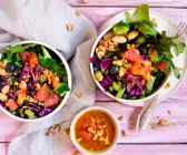 Salat-Bowl mit Heidelbeeren und Grapefruit-Kurkuma-Dressing