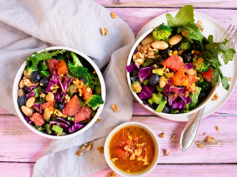 Salat-Bowl mit Heidelbeeren und Grapefruit-Kurkuma-Dressing