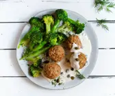 Grünkernklopse mit Kapernsauce und Brokkoli