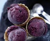 Schnelles Beereneis mit Zimt und Buttermilch 