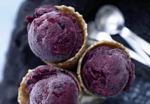 Schnelles Beereneis mit Zimt und Buttermilch 