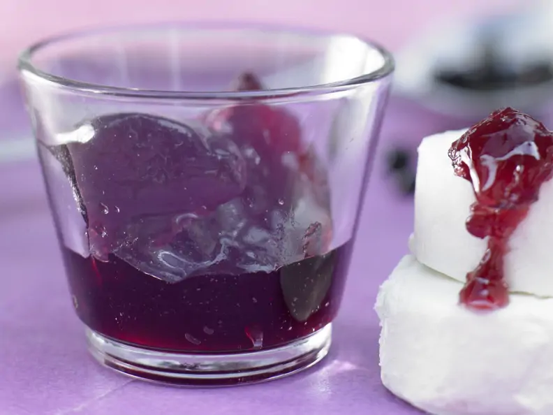 Gelee aus schwarzen Johannisbeeren