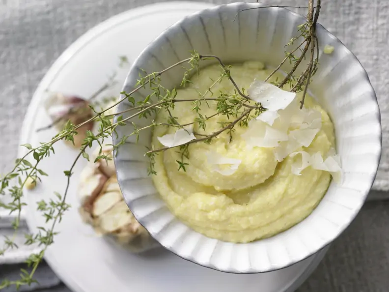 Polenta mit gebackenem Knoblauch