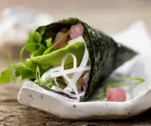 Thunfisch-Tatar in Sushi-Tüten