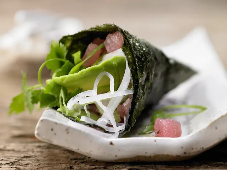 Thunfisch-Tatar in Sushi-Tüten