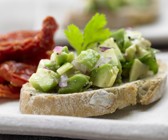 Röstbrote mit Avocado-Tatar