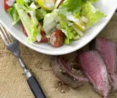 Salatschüssel mit scharfen Rinderfiletscheiben