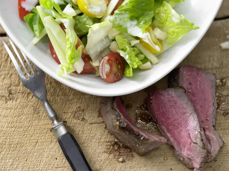 Salatschüssel mit scharfen Rinderfiletscheiben