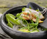 Salatschüssel mit Räucherhähnchen