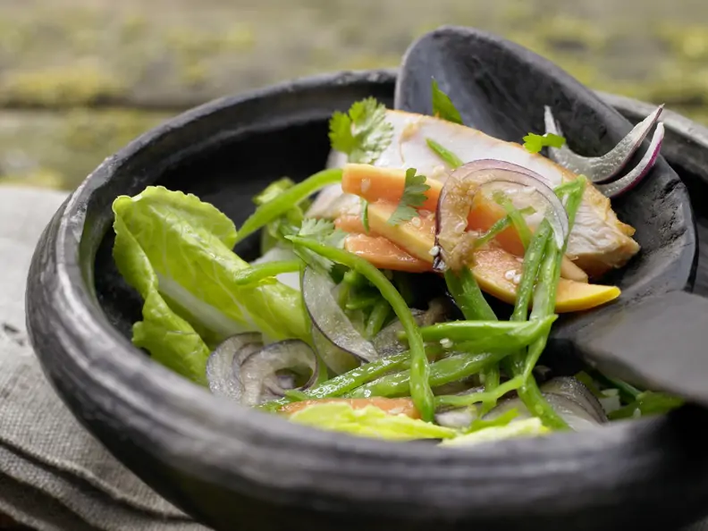 Salatschüssel mit Räucherhähnchen