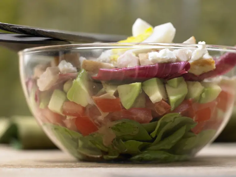 Schichtsalat mit Hähnchen