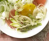 Salatschüssel mit Fenchel, Zitrusfrüchten und grünem Spargel