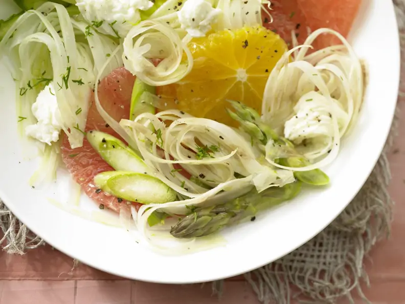Salatschüssel mit Fenchel, Zitrusfrüchten und grünem Spargel