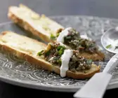Orientalisches Auberginenpüree auf Fladenbrot