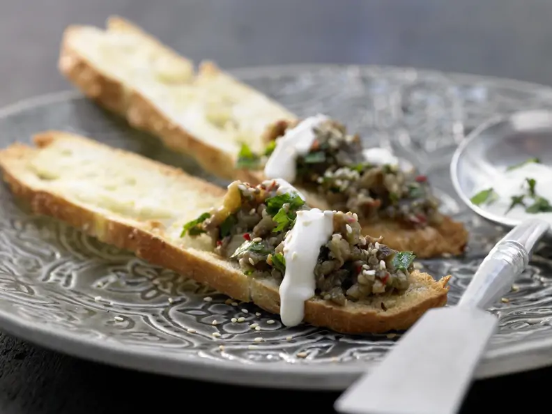 Orientalisches Auberginenpüree auf Fladenbrot