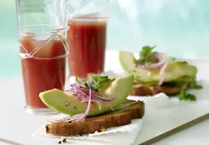 Avocado-Toast mit Koriander