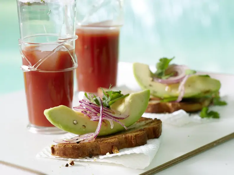 Avocado-Toast mit Koriander