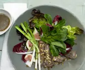 Herbstlicher Salat mit Lammfilet