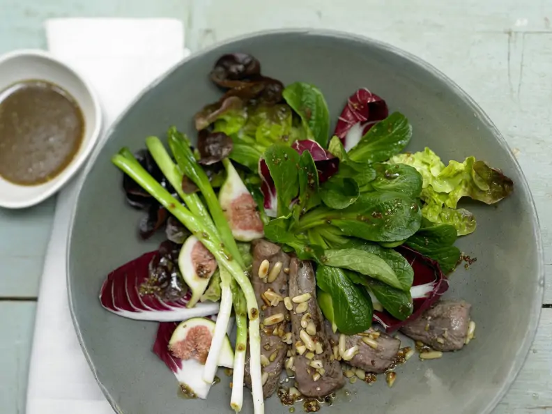 Herbstlicher Salat mit Lammfilet