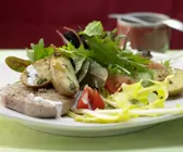 Blattsalate in Pfefferdressing