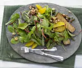 Salat mit Karamellnüssen