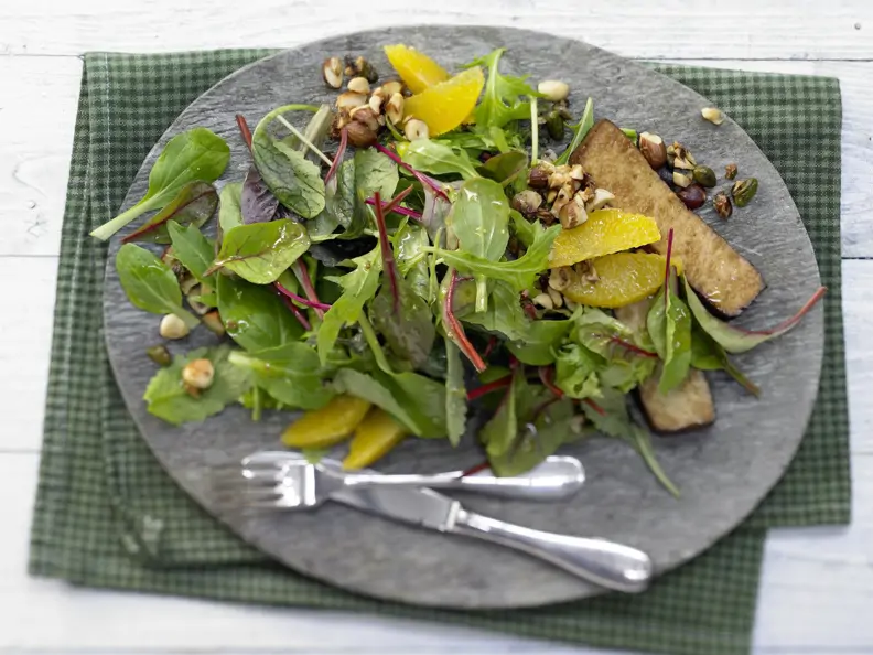 Salat mit Karamellnüssen