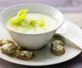 Selleriesuppe mit Blauschimmelkäse-Crostini