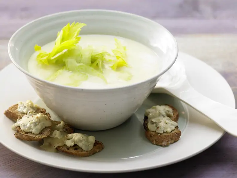 Selleriesuppe mit Blauschimmelkäse-Crostini