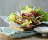 Putenstreifen auf buntem Salat