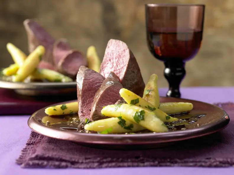 Rehrücken mit Chili-Schoko-Sauce