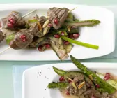 Rindfleischspieße mit grünem Spargel