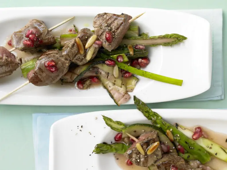 Rindfleischspieße mit grünem Spargel