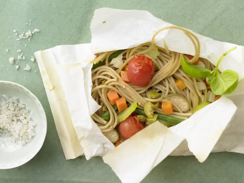Spaghetti in Backpapier