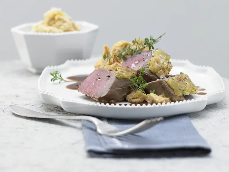 Rehrücken mit Kräuter-Nuss-Kruste