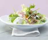 Salat mit pochiertem Ei und Lachsschinken