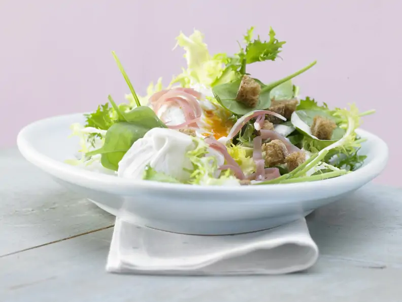Salat mit pochiertem Ei und Lachsschinken