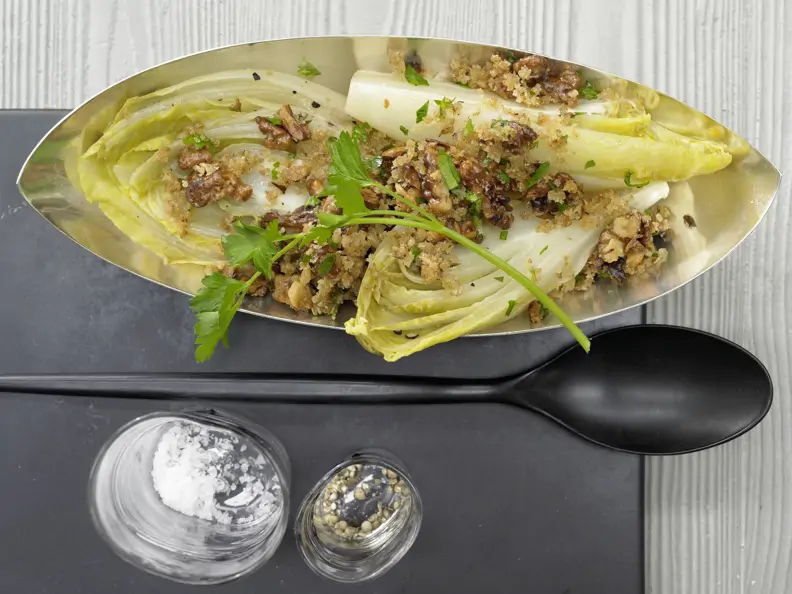 Gratinierter Chicorée mit Grana-Padano-Walnuss-Bröseln