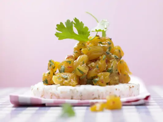Aprikosen-Chutney auf Reiswaffel mit Ingwer und Chili