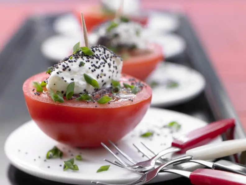 Tomatenhappen mit Käsenocken