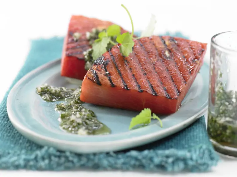 Gegrillte Wassermelone mit Macadamia-Melissen-Pesto