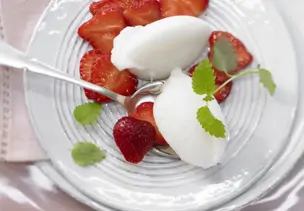 Melisse-Sorbet mit marinierten Erdbeeren