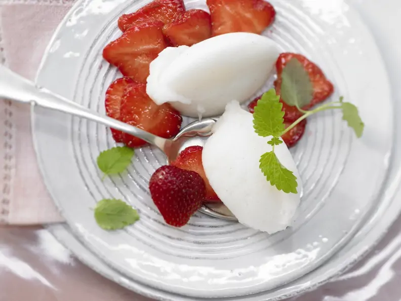 Melisse-Sorbet mit marinierten Erdbeeren