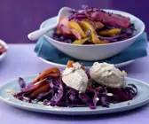 Ricottaklöße auf Apfel-Mango-Rotkohl