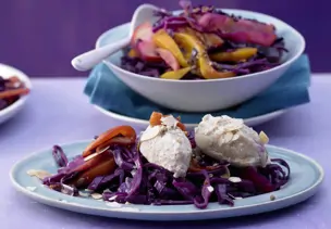 Ricottaklöße auf Apfel-Mango-Rotkohl