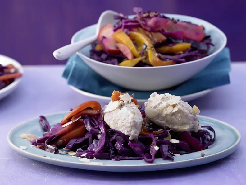 Ricottaklöße auf Apfel-Mango-Rotkohl