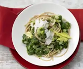 Vollkorn-Pasta mit grüner Sauce