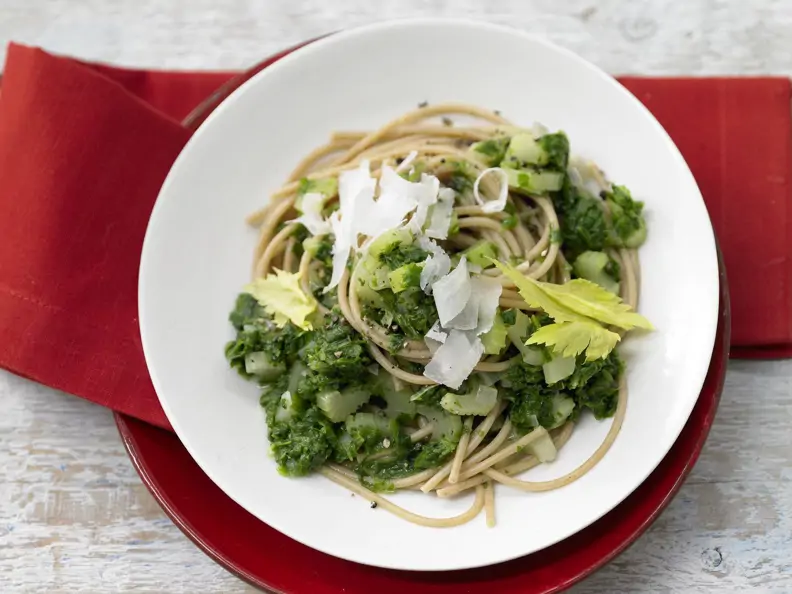 Vollkorn-Pasta mit grüner Sauce