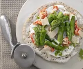 Pizza mit grünem Spargel