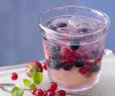Bunte Beeren-Bowle