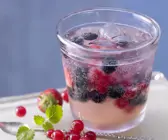 Bunte Beeren-Bowle